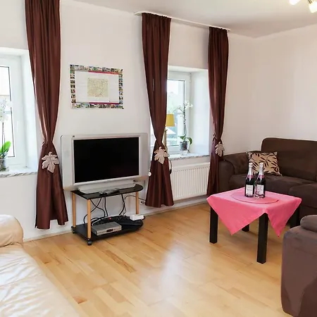 Apartamento Warm In Eifel With Terrace Neuheilenbach