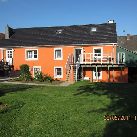 Apartamento Warm In Eifel With Terrace Neuheilenbach